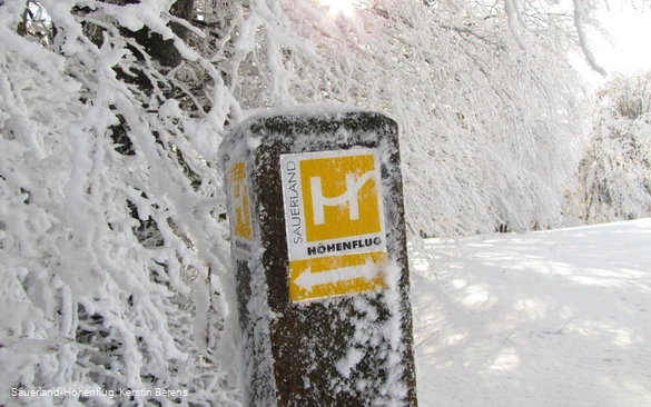 Markierungszeichen Sauerland-Höhenflug im Schnee