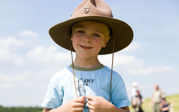 Kleiner Junge trägt Rangerhut, Sauerland-Tourismus Tanja Evers.jpg