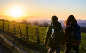 Zwei Wanderer beim Sonnenaufgang in Windhausen