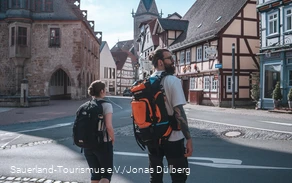 Zwei Wander unterwegs auf dem Sauerland-Höhenflug in der historischen Altstadt von Korbach