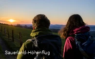 Wanderer auf dem Sauerland-Höhenflug in der Morgensonne