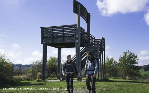 zwei Wanderer vor dem Sauerland Stabil Stuhl