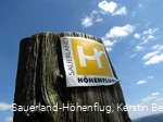 Markierungszeichen Sauerland-Höhenflug vor blauem Himmel